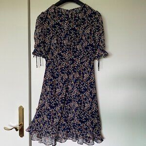 Robe bleu foncée à manches courtes et petites fleurs